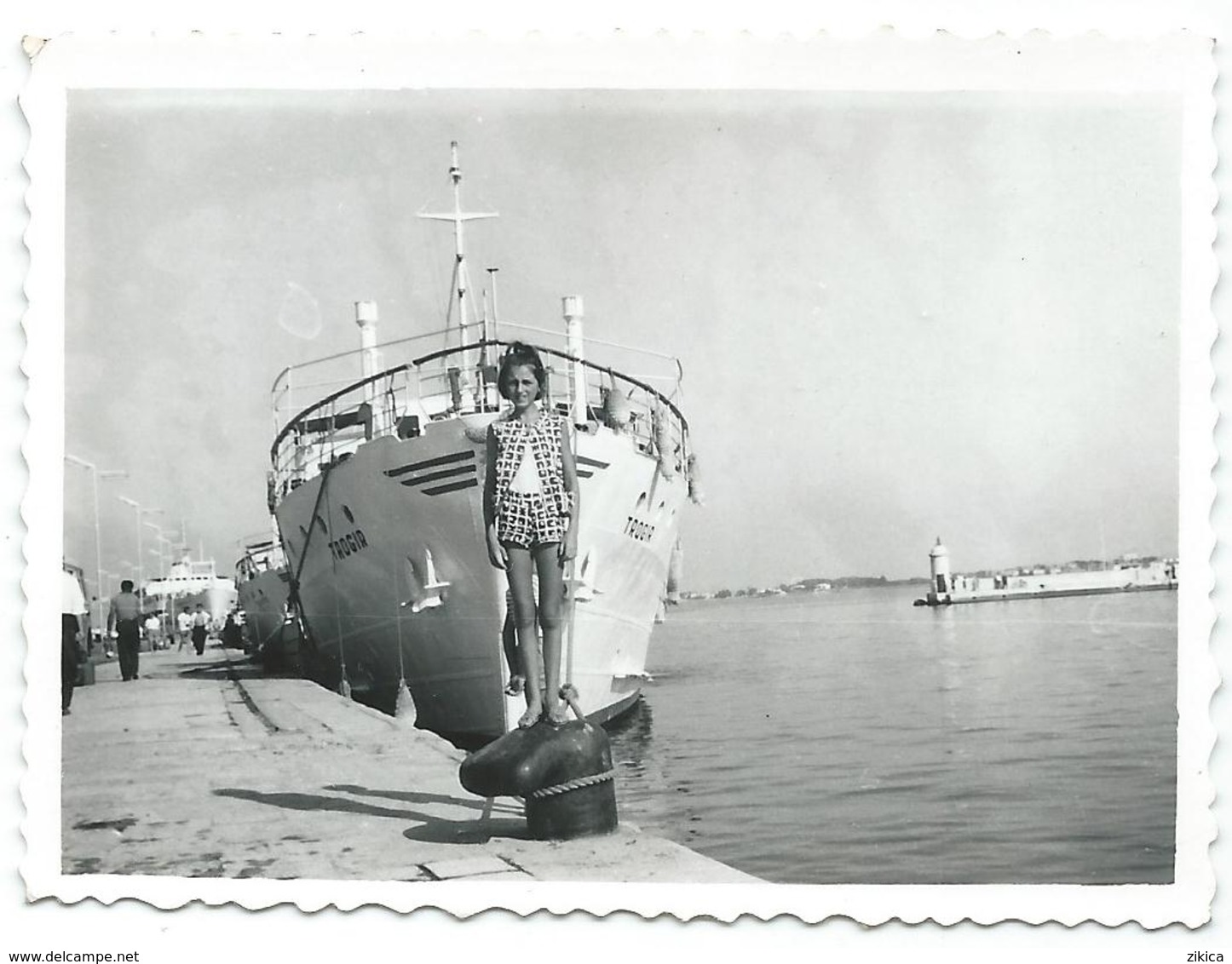 Small Photo ( 8.5 Cm / 6 Cm ) Girl And Ship Trogir - Croatia - Anonymous Persons