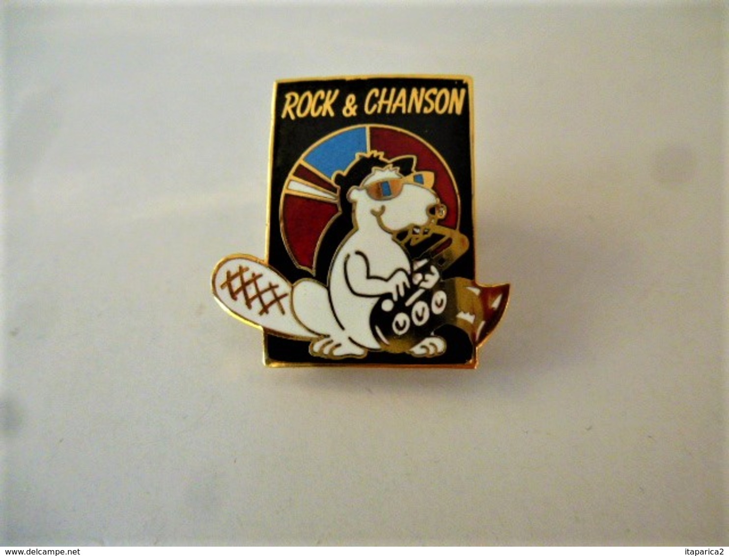 PINS MUSIQUE ROCK ET CHANSON CASTOR AVEC SAXOPHONE / Base Dorée / 33NAT - Music