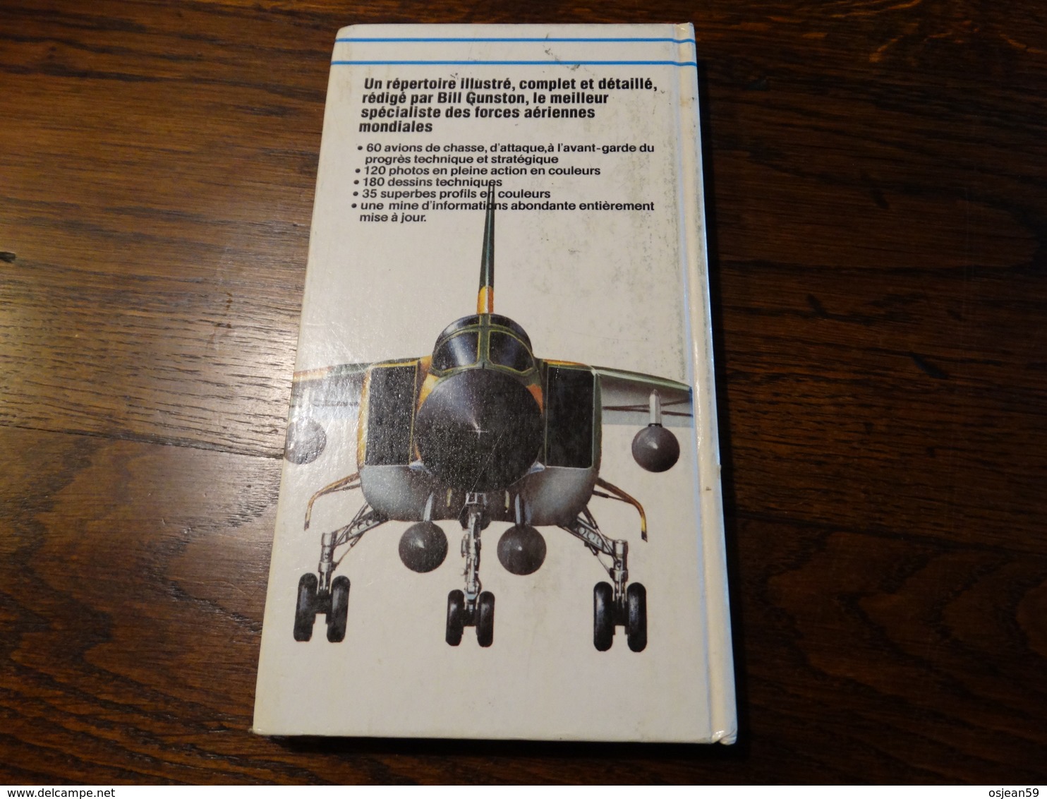 Le multiguide en couleurs des avions de chasse d'aujourd'hui.160 pages.