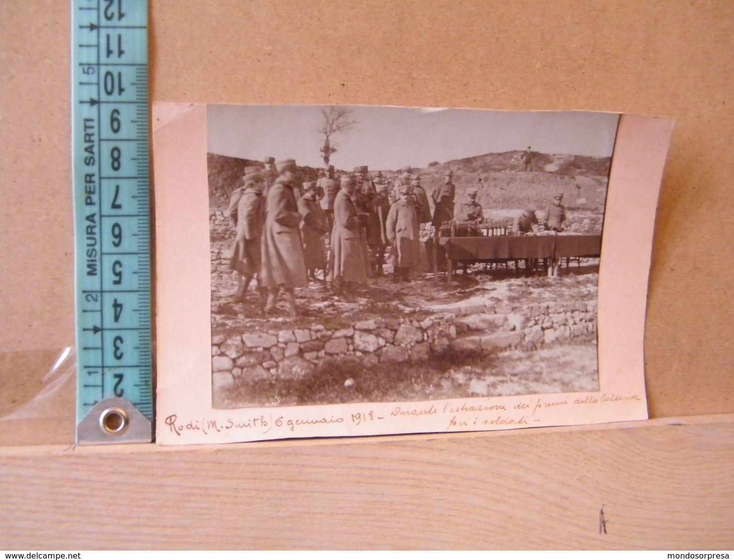 MONDOSORPRESA,  FOTOGRAFIA, RODI DURANTE L' ESTRAZIONE DEI PREMI PER LA LOTTERIA PER I SOLDATI, 1918 - Guerra, Militari