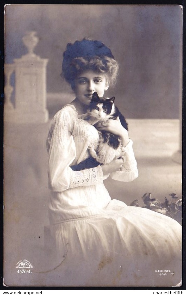 SUPERBE CARTE PHOTO JOLIE FILLE Avec CHAT  - Circulée 1911 - Portraits