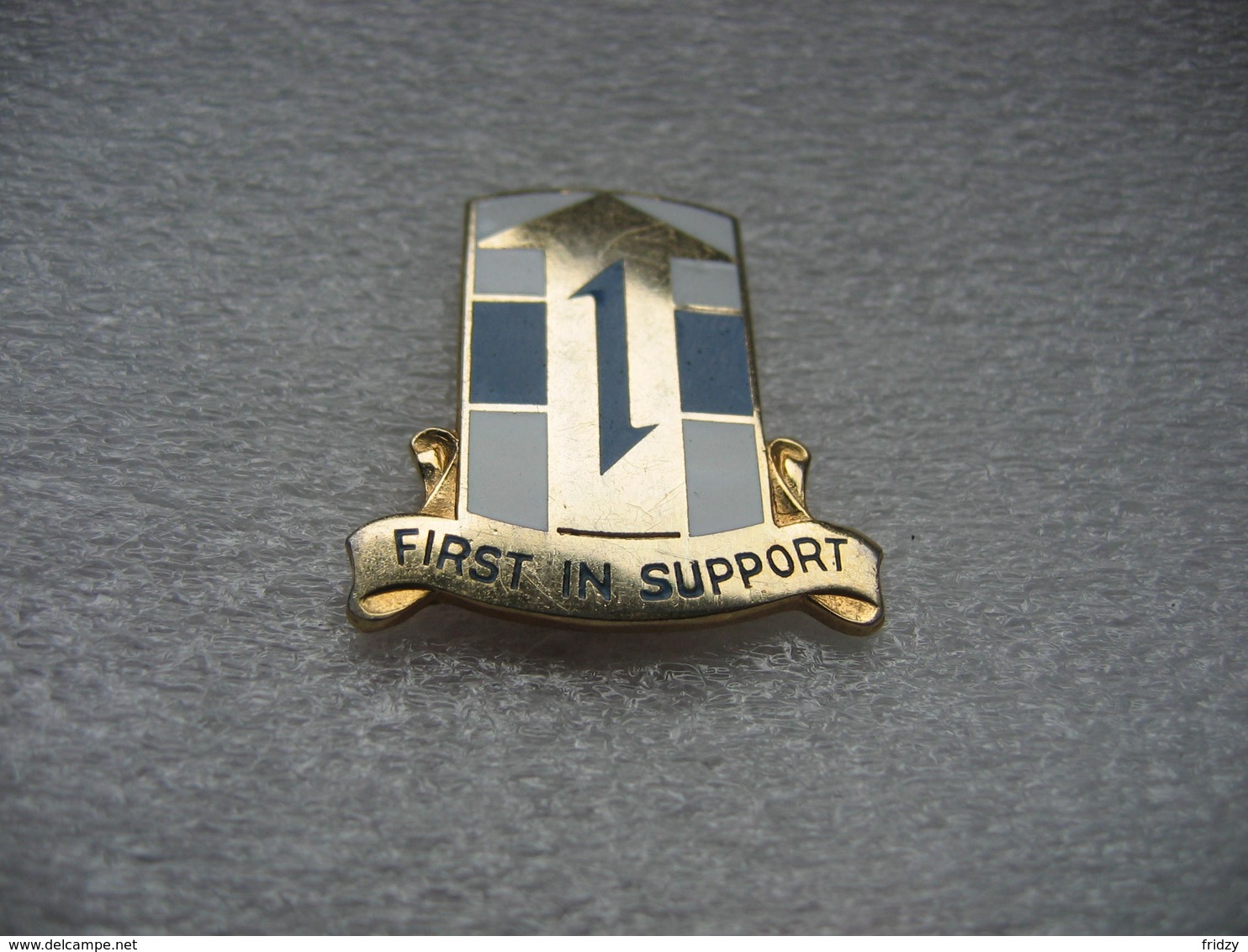 Pin's Embleme Militaire à 2 Attaches à Définir: "First In Support" (réf P23) - Militares