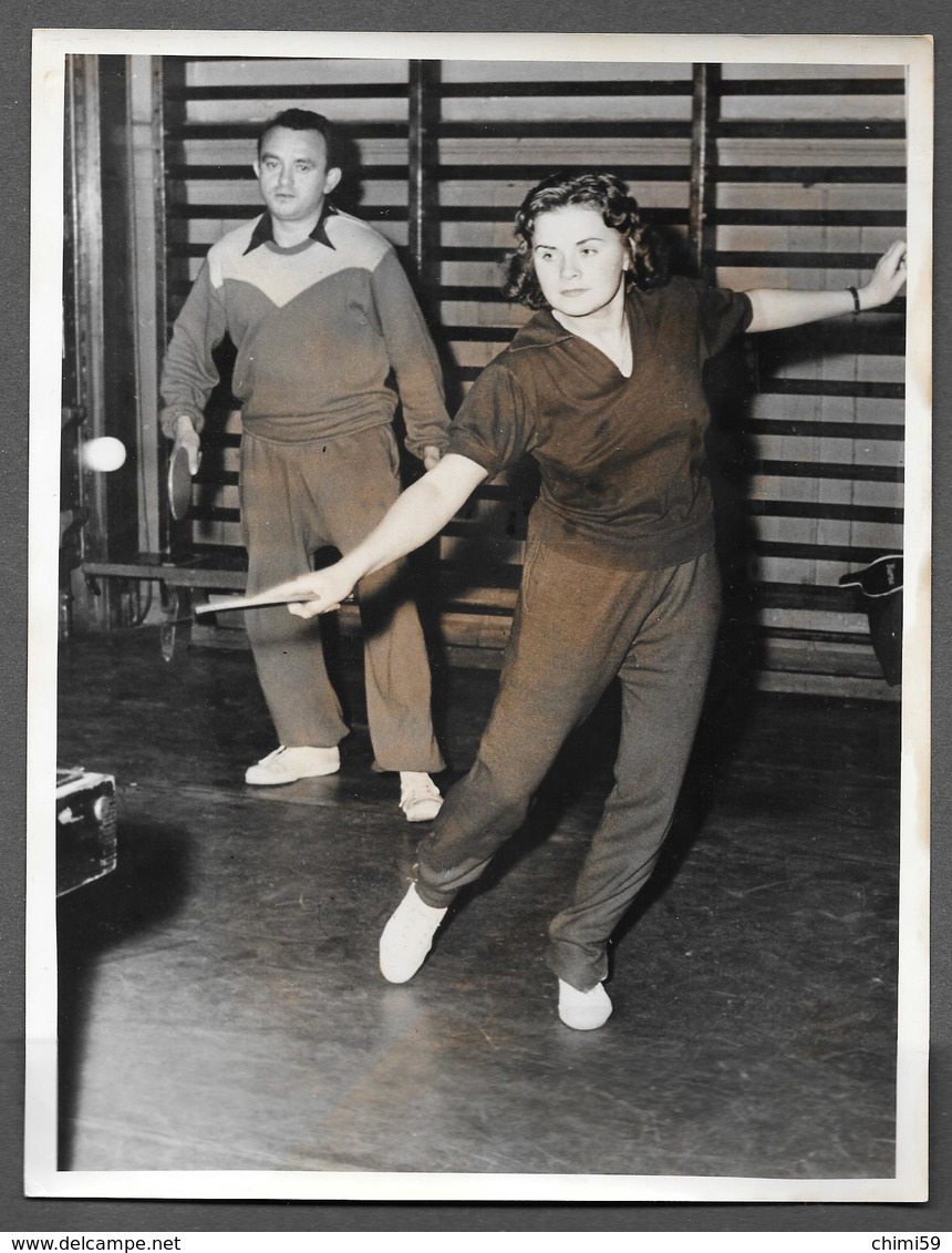 TENNIS DE TABLE - PING PONG -  KOCZIAN EVA E JOZSEF HUNGARY HONGRIE UNGHERIA BUDAPEST -  1957 - Persone Anonimi