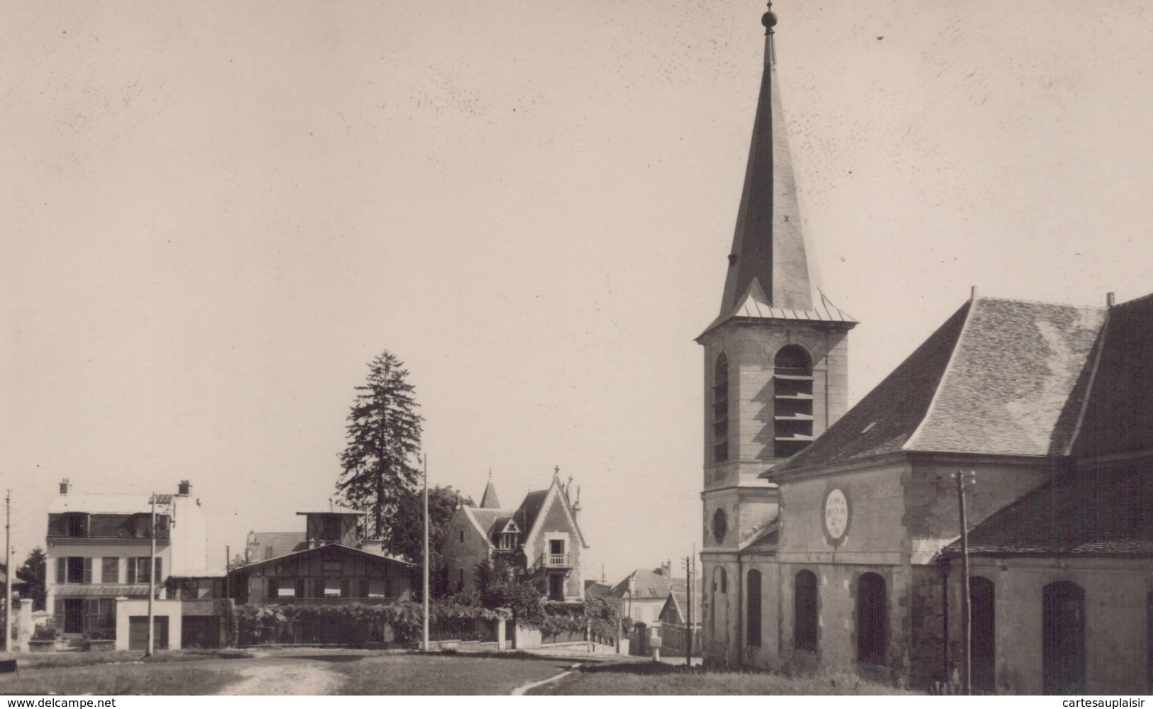 Marly Le Roi : L'Eglise Et La Place - Marly Le Roi