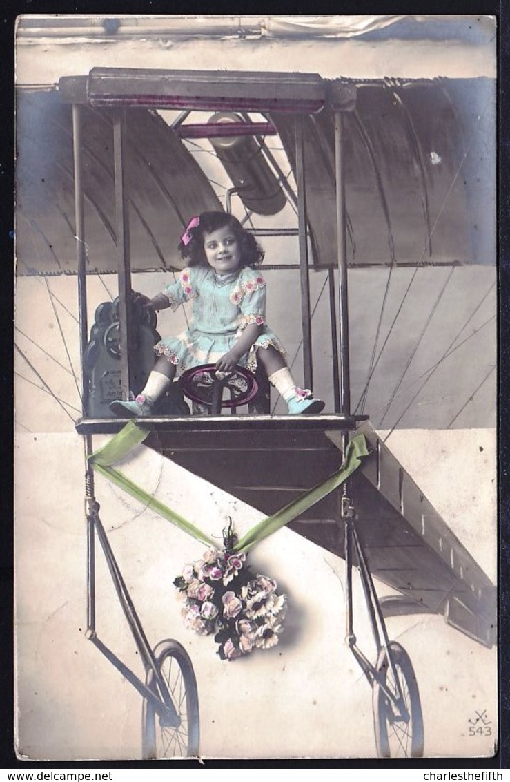 CARTE PHOTO MONTAGE SURREALISME - JOLIE FILLETTE SUR AVION - Circulée 1911 - Portraits