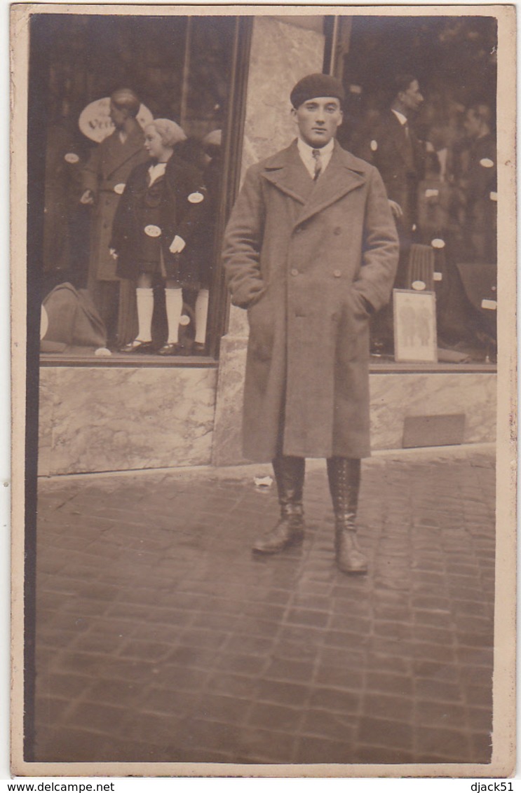 CARTE PHOTO - Jeune Homme, Manteau, Béret, Bottes Posant Devant Les Vitrines D'un Grand Magasin (Liège - 1927) - Fotografía