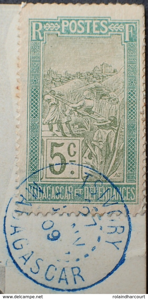 DF40266/277 - COLONIES FR. - N°97 + TIMBRE TAXE - CàD TSIVORY (MADAGASCAR) 21 JANV 1907 - CPA : UNE RUE D'AMBOSITRA - Lettres & Documents