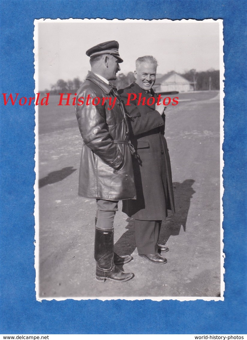 Photo Ancienne Snapshot - Aérodrome / Aéroport à Situer - Aviateur & Notable à Identifier - Pilote Aviation - Guerre, Militaire