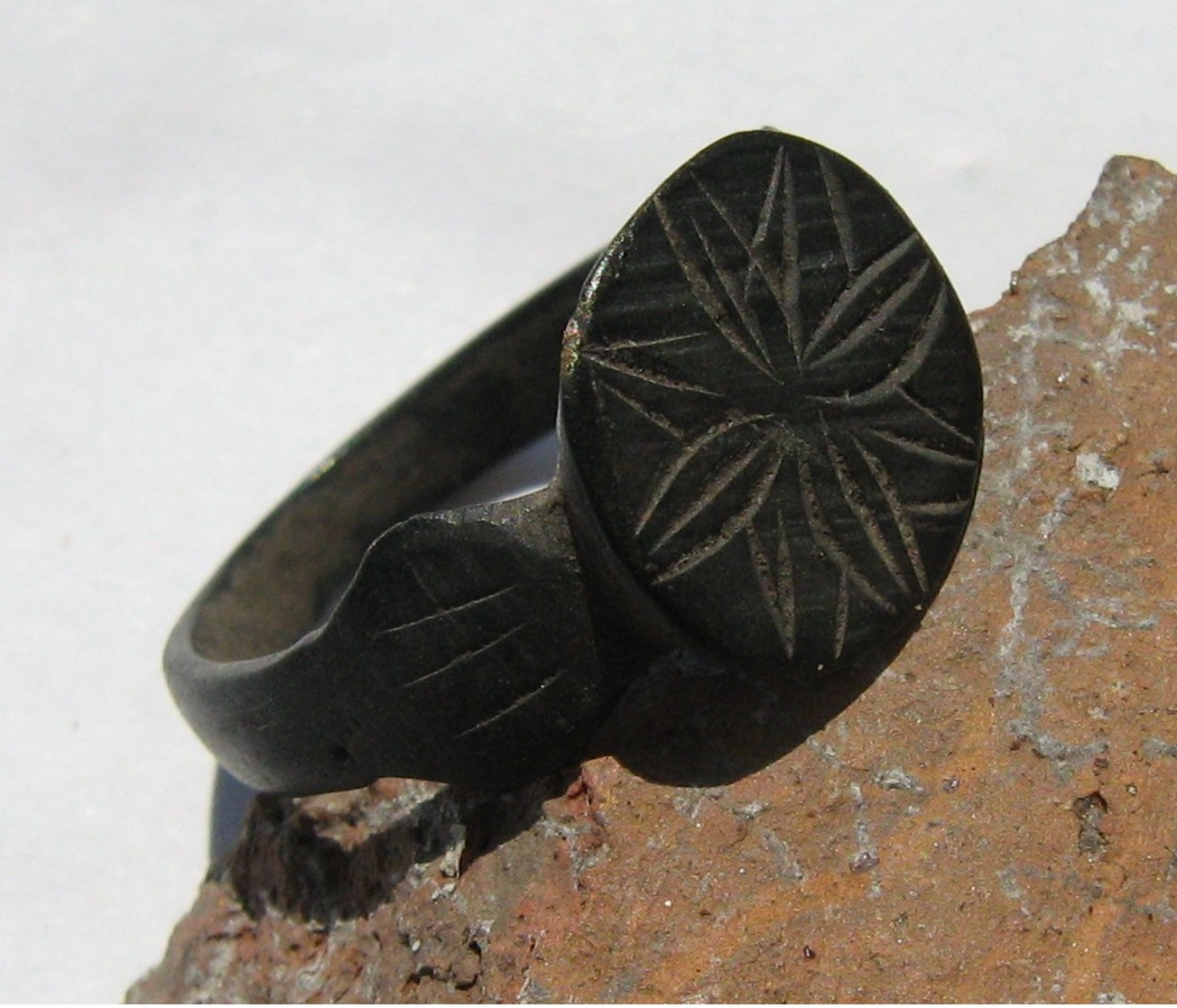 Ancient Medieval Ring With Primitive Pattern - Archéologie