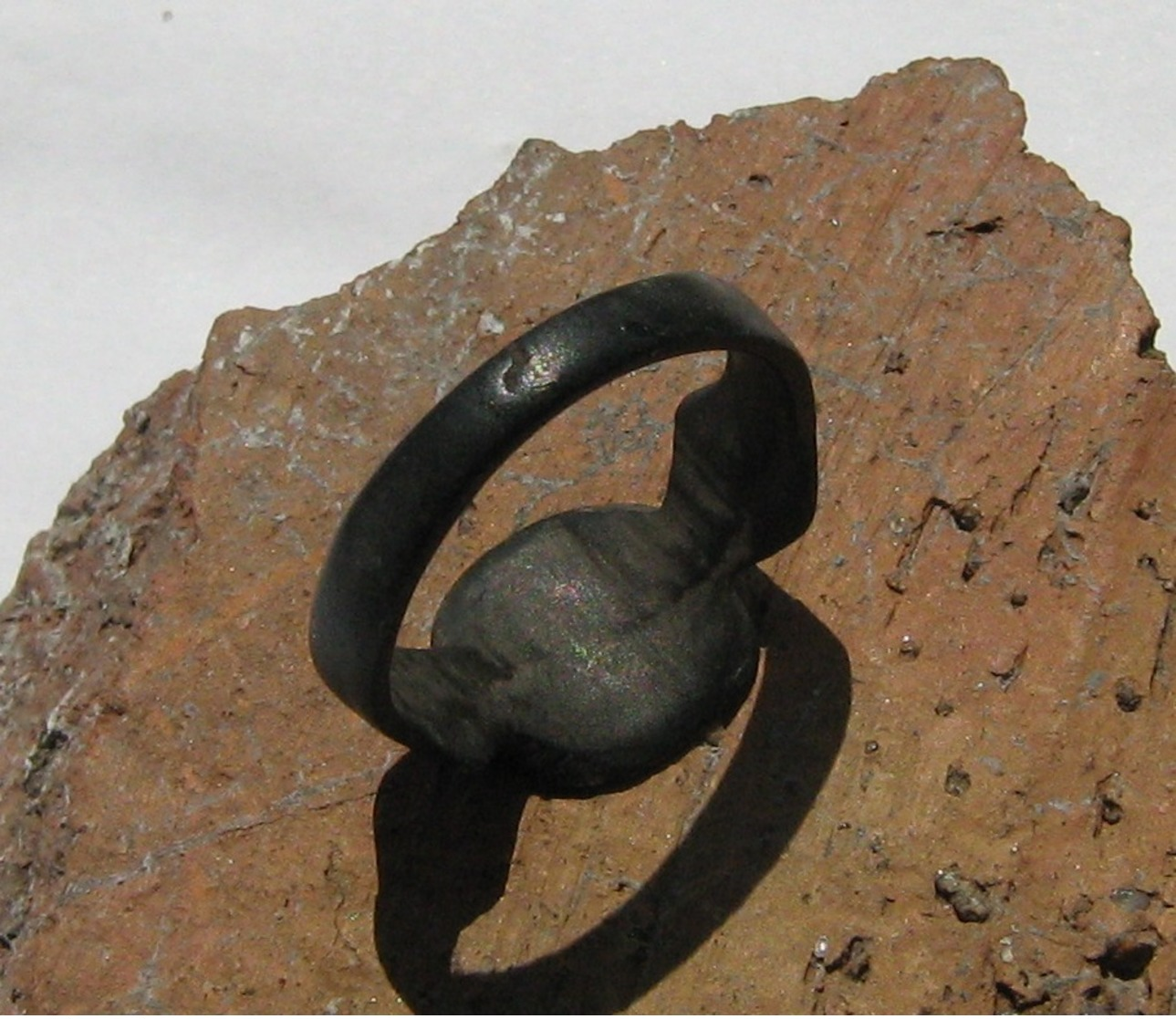 Ancient Medieval Ring With Primitive Pattern - Archéologie