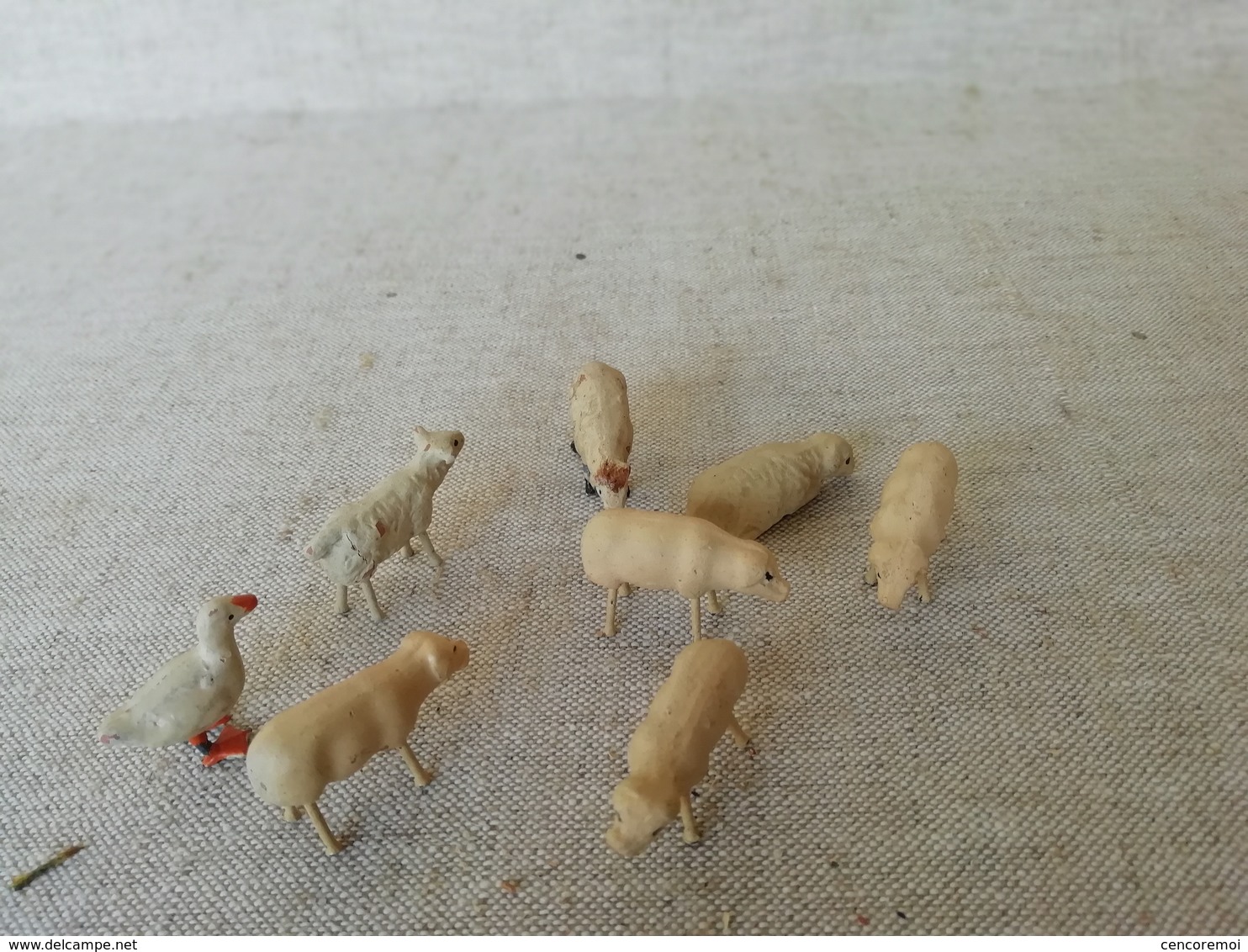 lot de petits animaux anciens en terre cuite, cochons, brebis, oie miniatures, jouets de la ferme