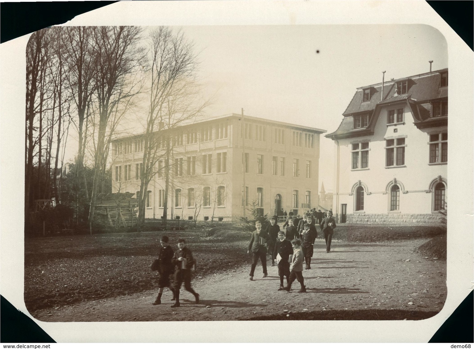 FRIBOURG Superbe Photo Ancienne Vers 1900-1910 (18x12) Jeunes écoliers  "derrière Le Pensionnat J. D'Arc" - Places