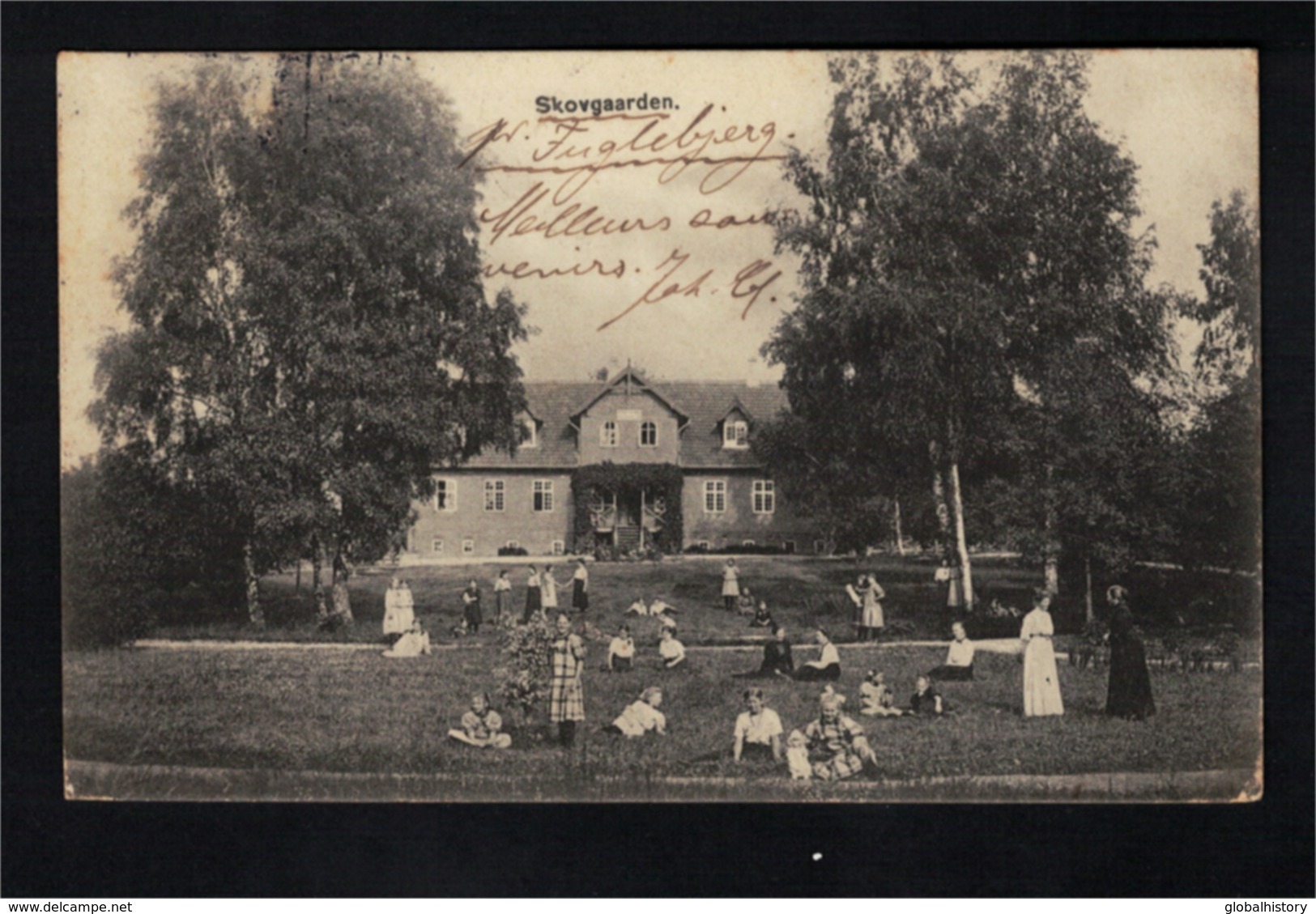 DE2394 - DENMARK - SKOVGAARDEN - CHILDEREN RELAXING OUTSIDE - Danemark