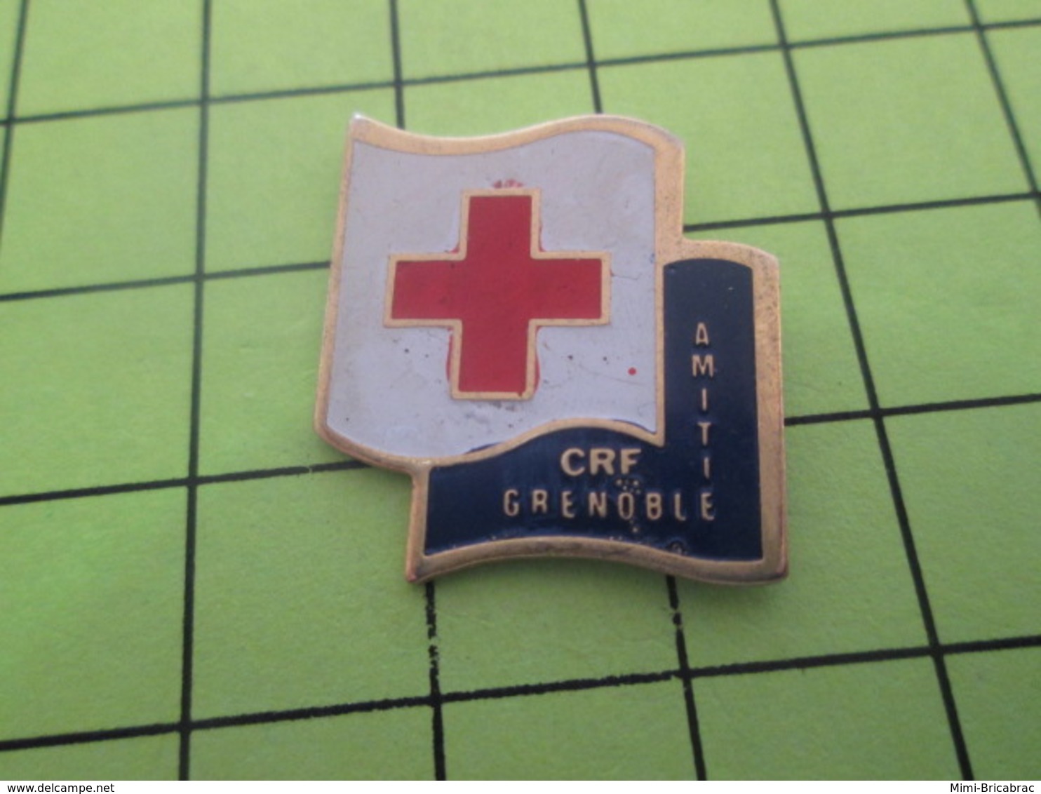 1018A Pin's Pins / Beau Et Rare : THEME : MEDICAL / GRENOBLE CROIX ROUGE FRANCAISE AMITIE - Médical