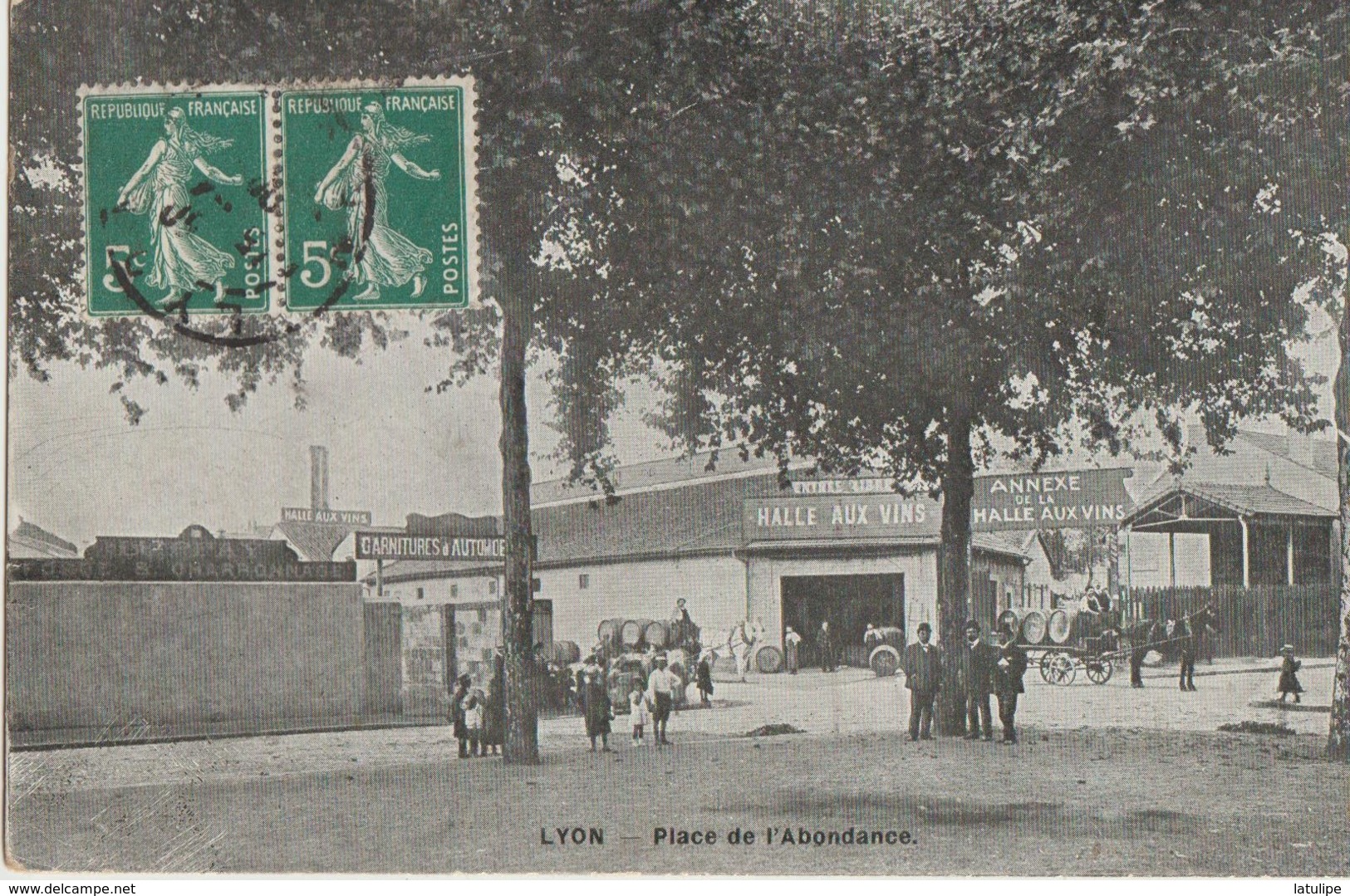 Lyon  69   La Place De L'Abondance-Tres Tres Animée Et La Halle Aux Vins Et Magasinj Garnitures Autos - Lyon 7