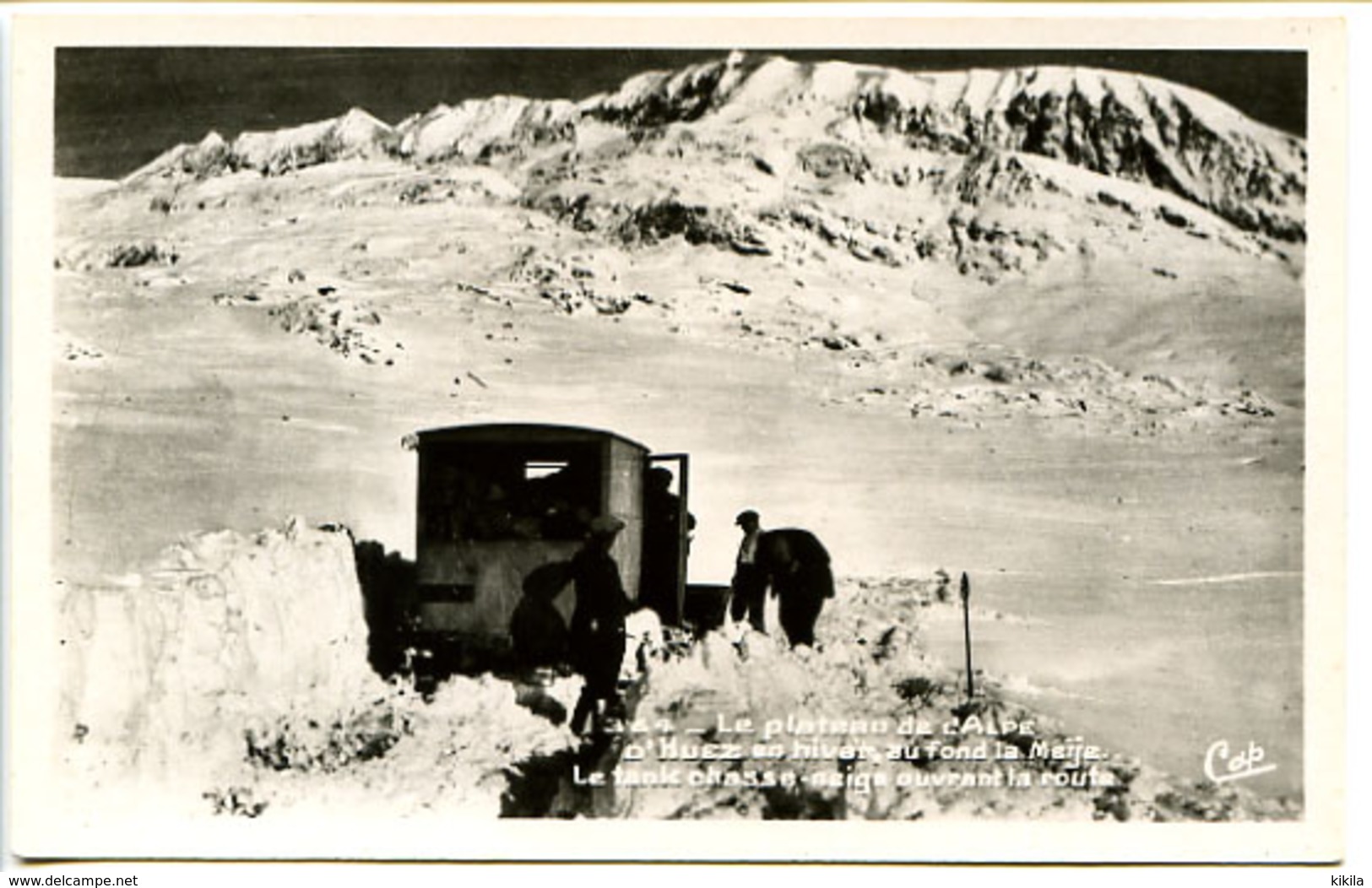 CPSM 9 X 14 Isère Le Plateau De L'ALPE D'HUEZ En Hiver, Au Fond La Meije. Le Tank Chasse-neige Ouvrant La Route  CAP - Autres & Non Classés