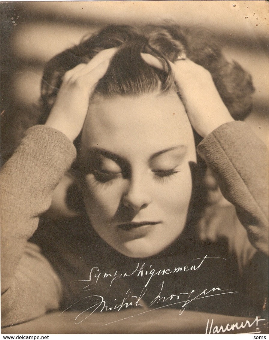 Superbe Photographie Du Studio Harcourt, Michèle Morgan Les Mains Dans Les Cheveux, Avec Dédicace, Cliché De 1947 - Dédicacées