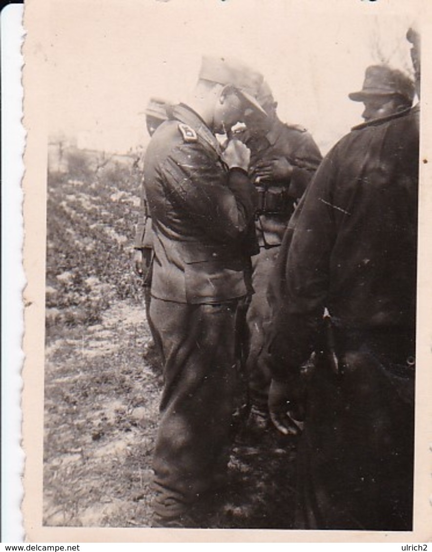 Foto Deutsche Soldaten Bei Besprechung - 2. WK - 8*5,5cm  (42526) - Krieg, Militär