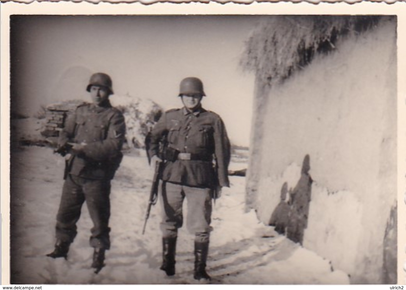 Foto 2 Deutsche Soldaten Mit Stahlhelmen Und Gewehren - Winter Osteuropa - 2. WK - 8*5,5cm  (42527) - Krieg, Militär