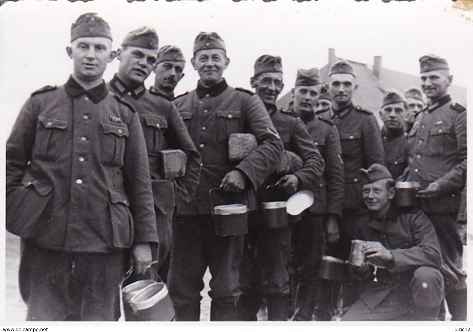 Foto Deutsche Soldaten Beim Essenfassen - Essgeschirr - 2. WK - 9,5*6,5cm  (42533) - Krieg, Militär