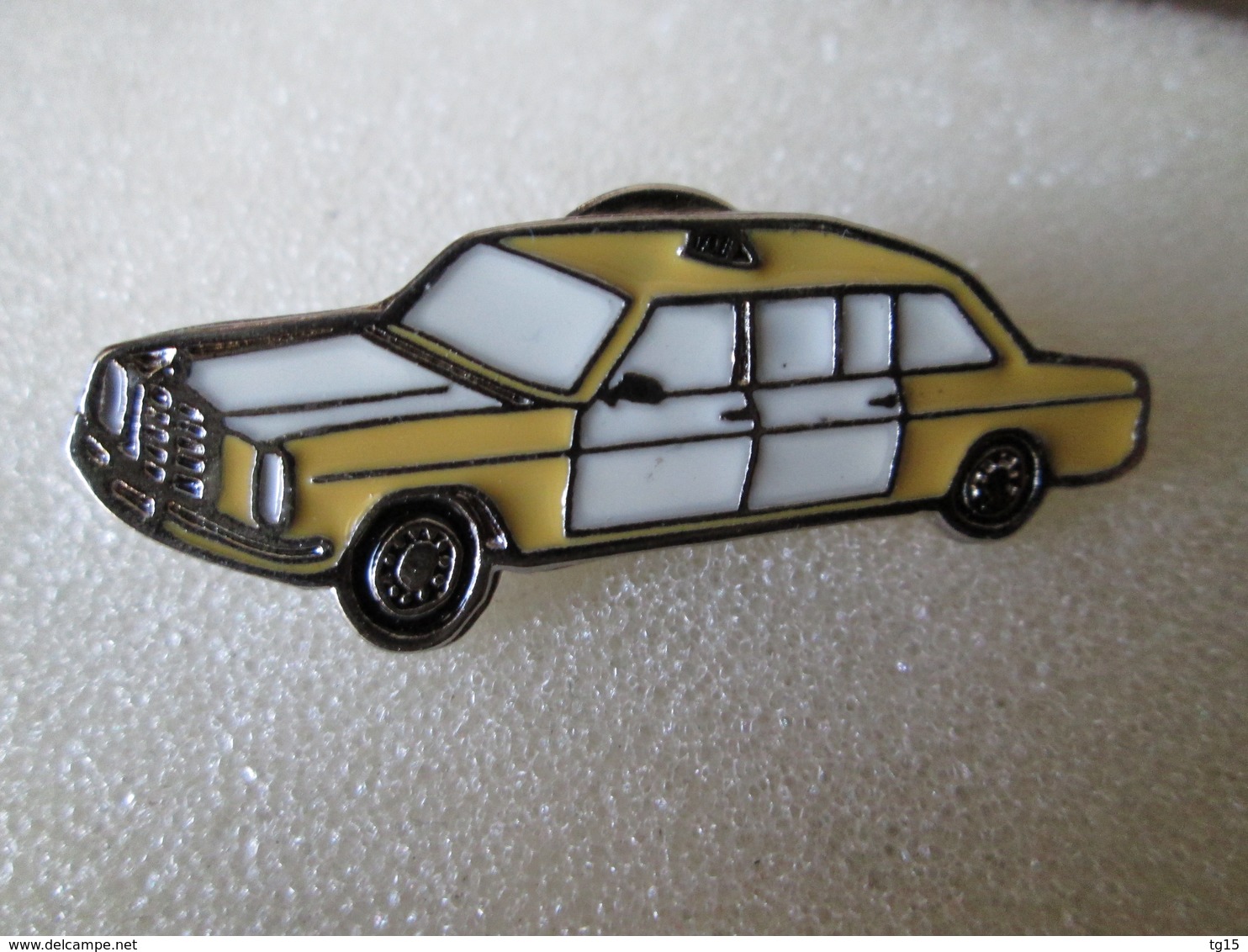 PIN'S  RARE    MERCEDES 220 D  TAXI   LONG  Email A Froid - Mercedes