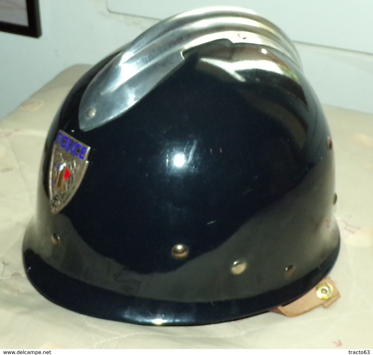 CASQUE DE LA POLICE FRANCAISE DE 1970 AVEC INSIGNE ET SANGLES , LE CASQUE EST NEUF ,L'INSIGNE A UN MANQUE DE COULEUR DAN - Copricapi