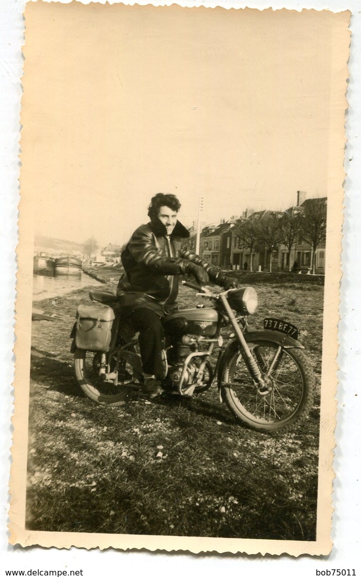 Photo D'un Homme Souriant Sur Sa Belle Moto A ST-MAURE En 1954 ( Noté Et Daté A L'arrière ) - Anonymous Persons