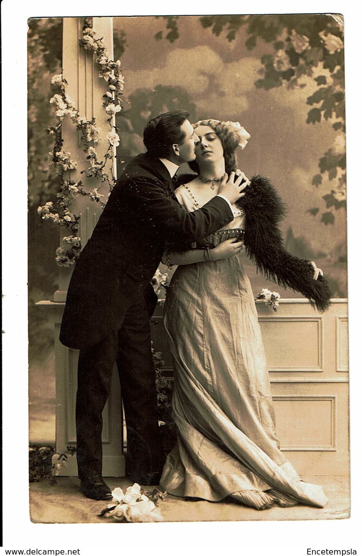 CPA - Carte Postale-Belgique Un Couple S'embrassant  VM4645 - Koppels