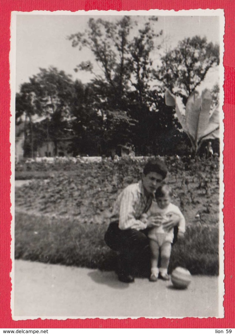 245174 / MAN AND LITTLE BOY BALL GARDEN , Vintage Original Photo , Bulgaria Bulgarie - Personnes Anonymes