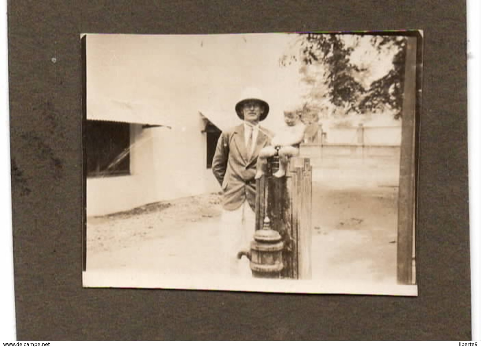 Congo Belge C.1927 Maneken Pis Pte. Photo…collée Sur Carton  Casque Colonial - Célébrités