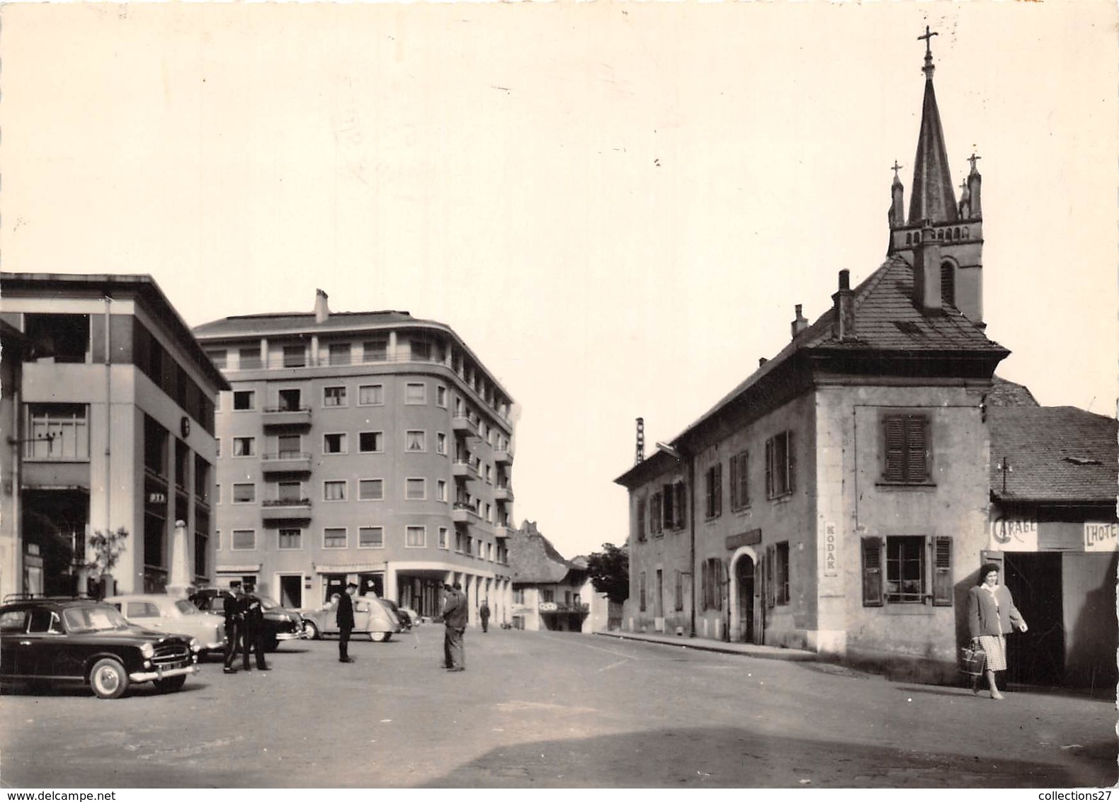 74-SAINT-JULIEN-EN-GENEVOIE- LA PLACE DE LA POSTE ET L'EGLISE - Saint-Julien-en-Genevois