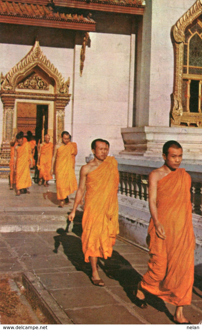 BANGKOK-THE PRIESTS OUT FROM TEMPLE- VIAGGIATA 1962 - Tailandia