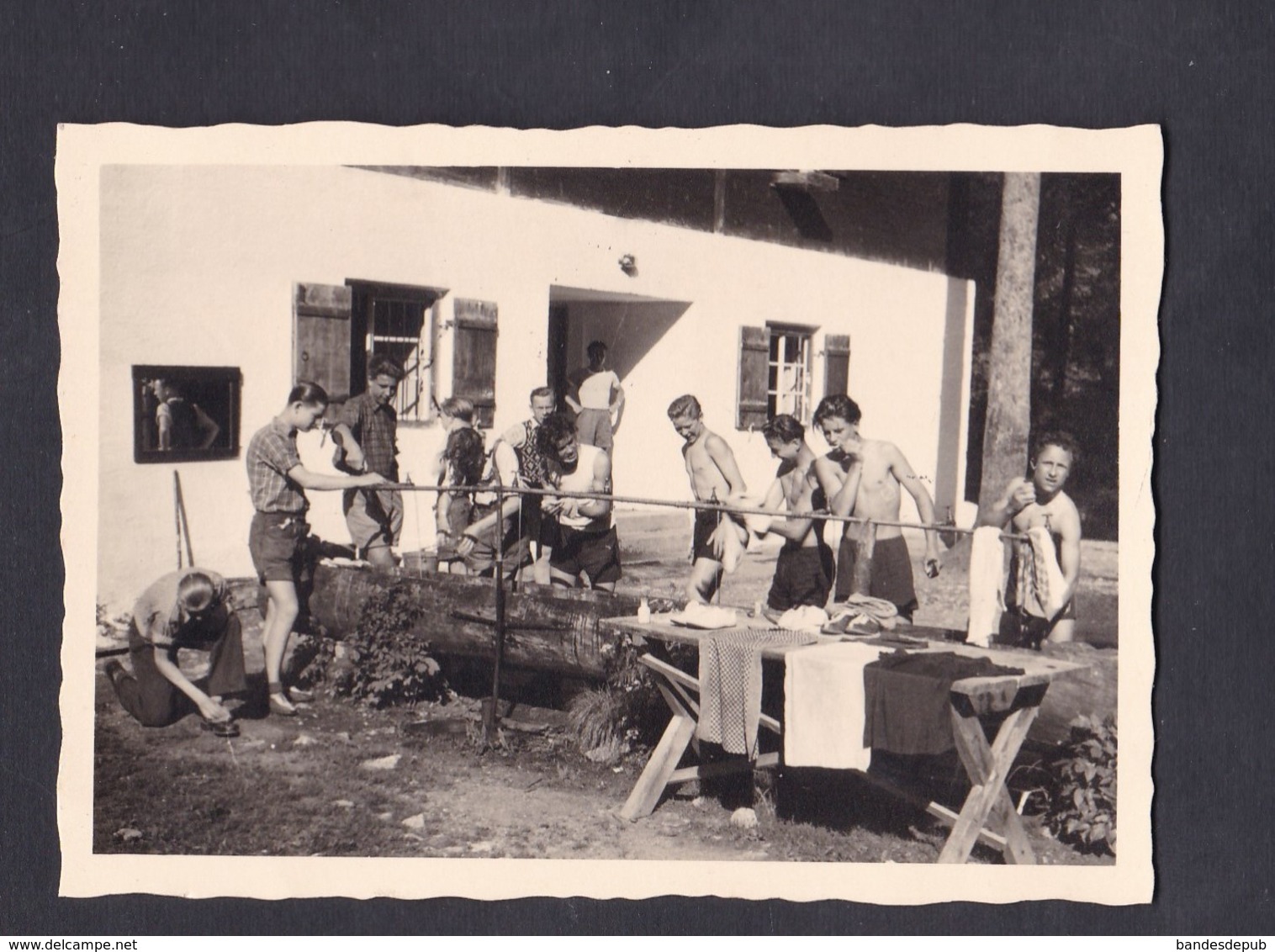 Photo Originale Lichtenstein Schellenberg Camp De Jeunesse Scoutisme Adolescents Toilette Plein Air Colonie Vacances - Scoutisme