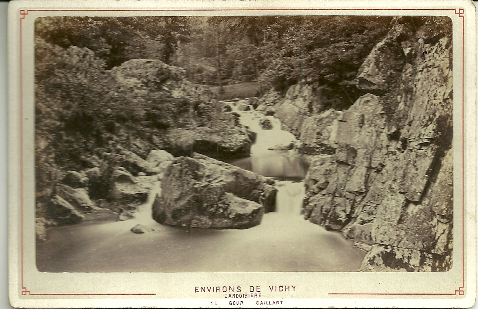 Photo Originale Collée Sur Carton - Environs De VICHY  - Le Gour Saillant - Photo Mme CESAR Libraire - Vichy