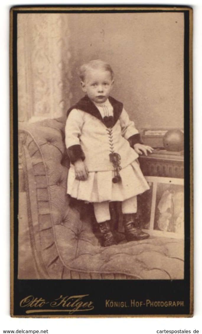 Fotografie Otto Kilger, Coblenz, Portrait Kleines Mädchen In Hübscher Kleidung Auf Sessel Stehend - Persone Anonimi