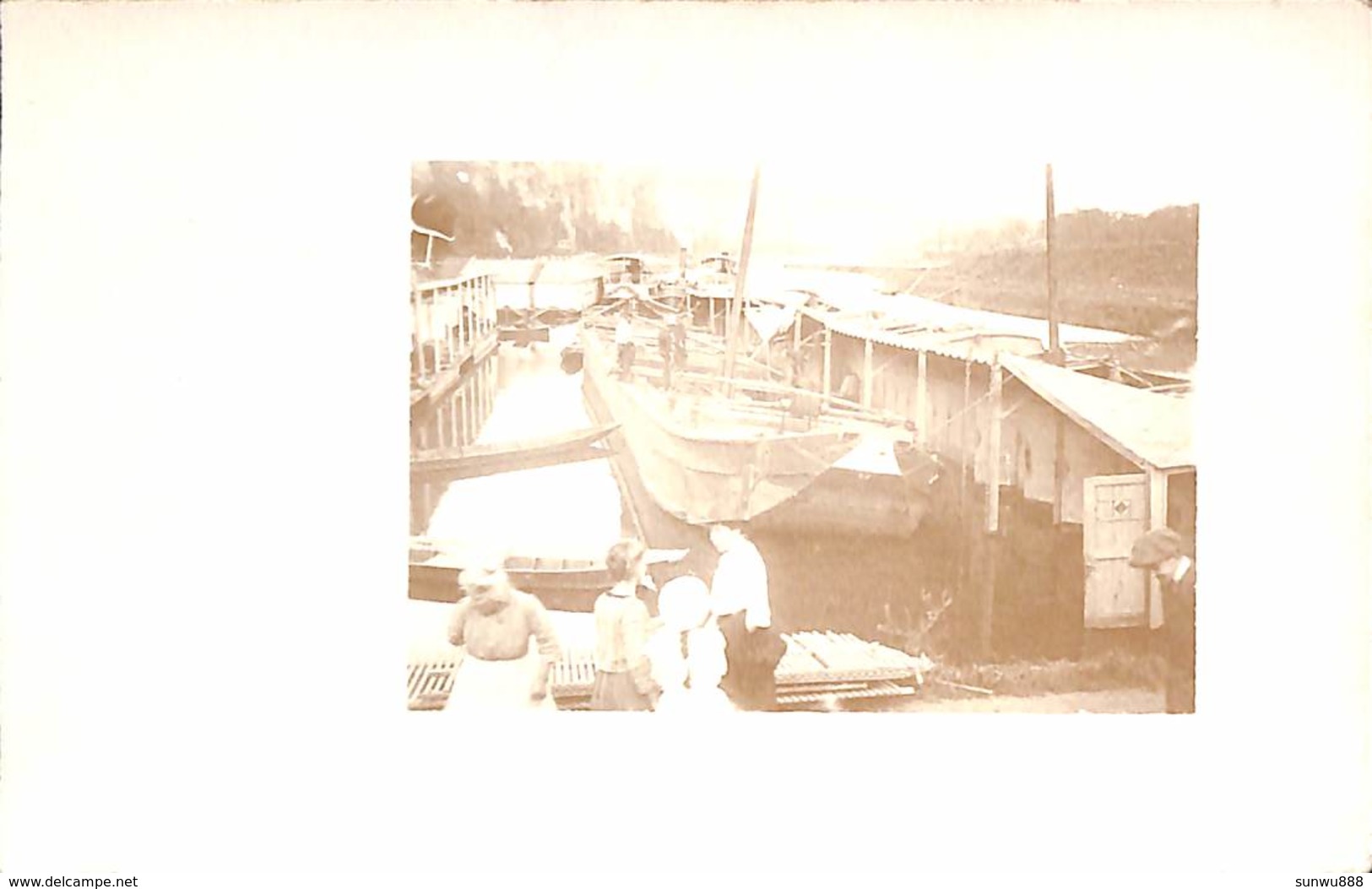 Namur - Carte Photo Port Animée Péniche Avec Vue Sur Les Grands Malades (rare) - Namur