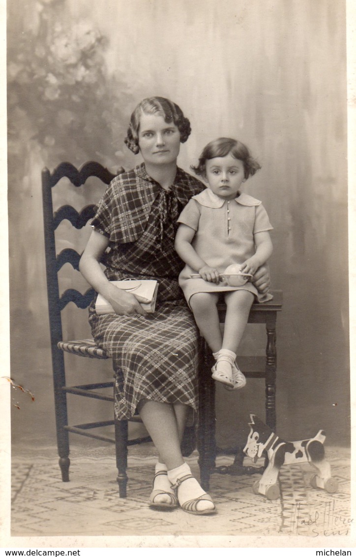 CPA PHOTO INCONNUE   JEUNE FEMME AVEC SON ENFANT  (JOUET : CHIEN ) - Autres & Non Classés