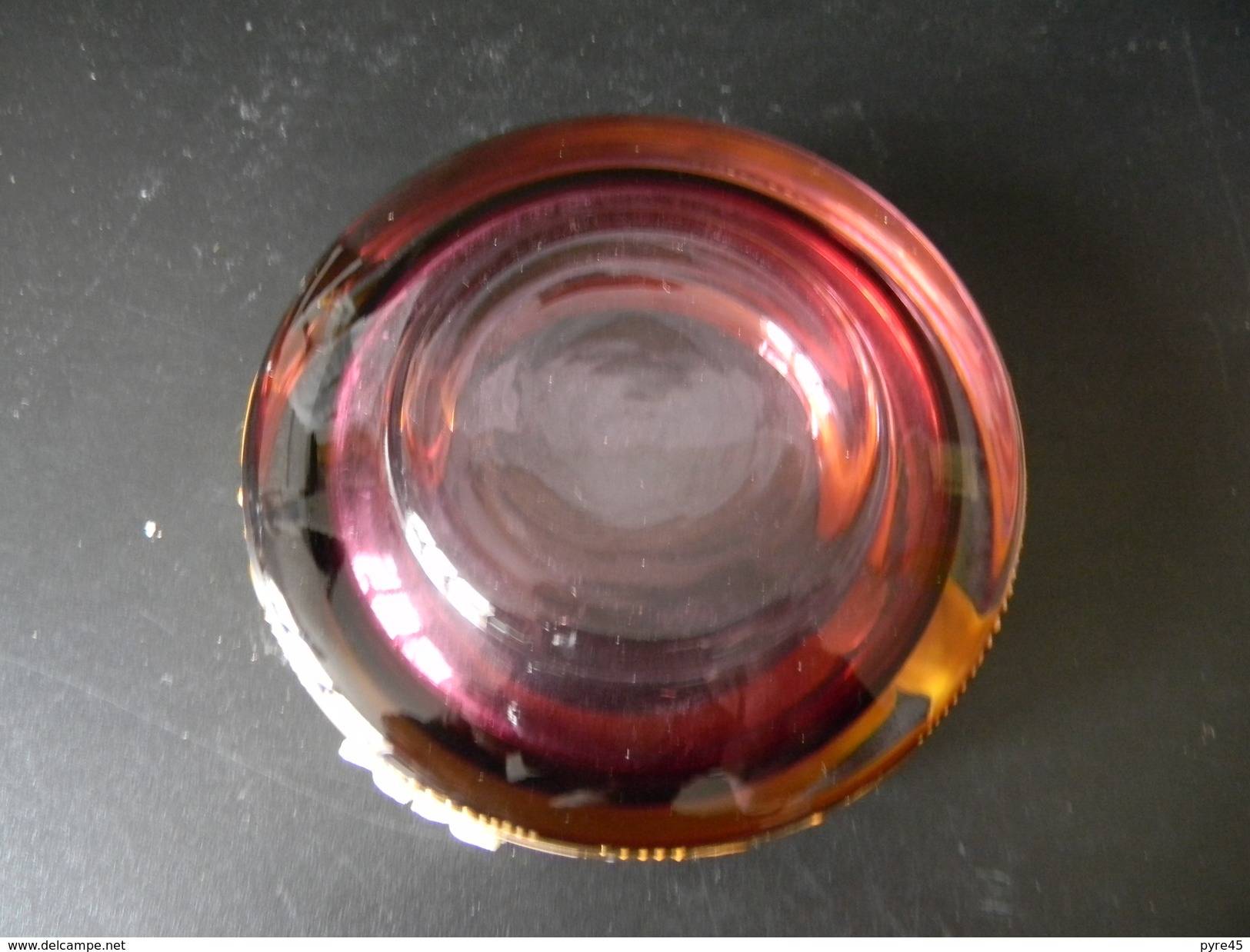 CENDRIER ROUGE A DECORS DE FLEURS TCHECOSLOVAQUIE 3.5 X 10 CM POIDS 390 G - Verre & Cristal