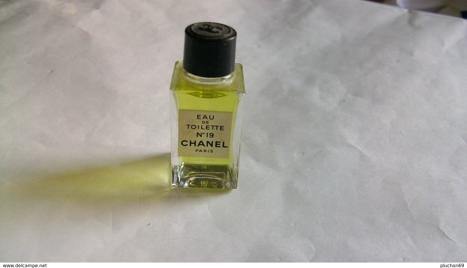 Miniature De Parfum Chanel   " N°19 " Eau De Toilette - Miniatures Femmes (sans Boite)