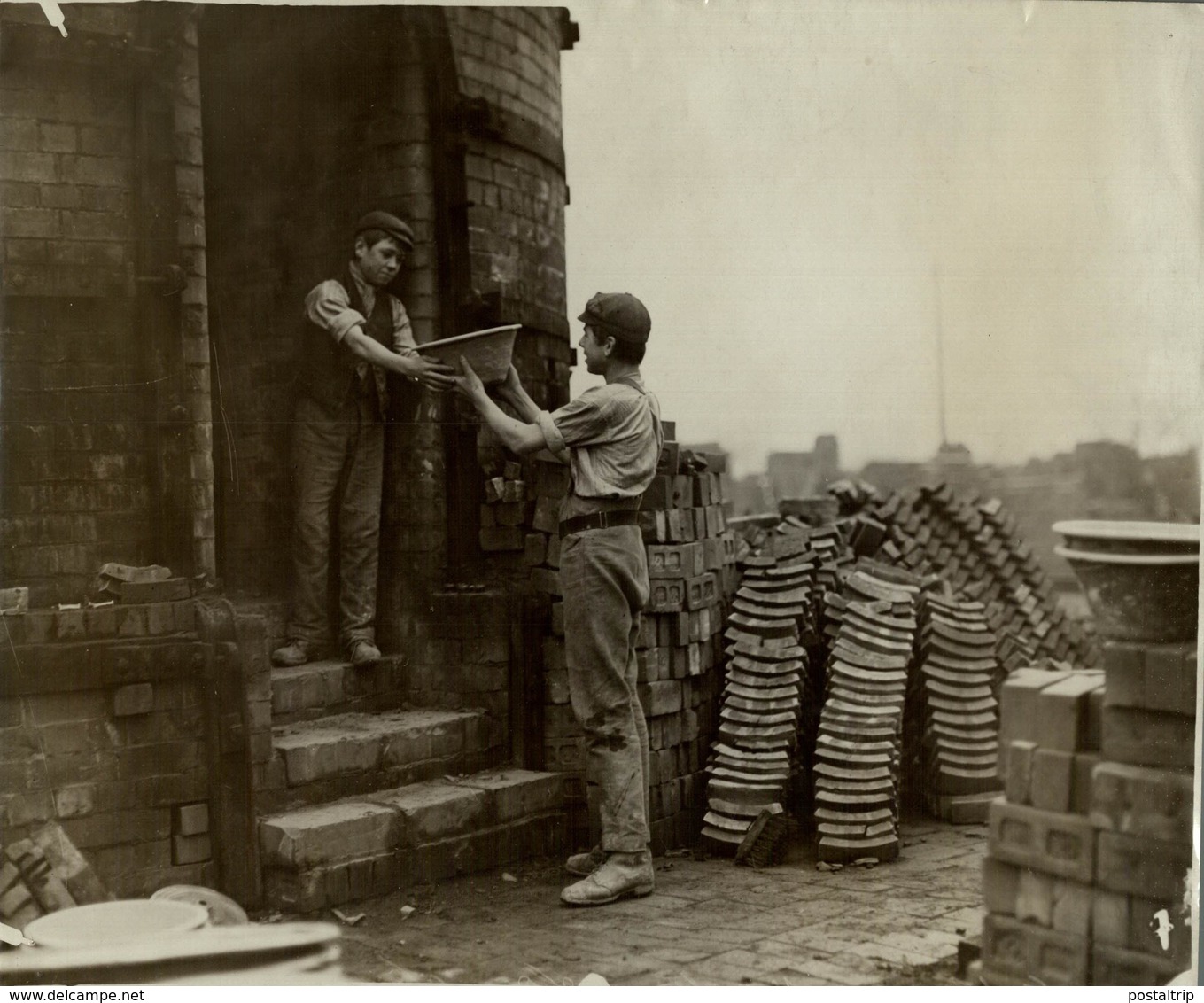 BARNSLEY YORKS  YORKSHIRE UK POTTERY  MAKING   +- 25*20CM Fonds Victor FORBIN (1864-1947) - Sin Clasificación