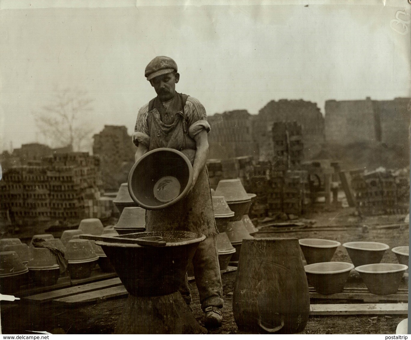 BARNSLEY YORKS  YORKSHIRE UK POTTERY  MAKING   +- 25*20CM Fonds Victor FORBIN (1864-1947) - Sin Clasificación