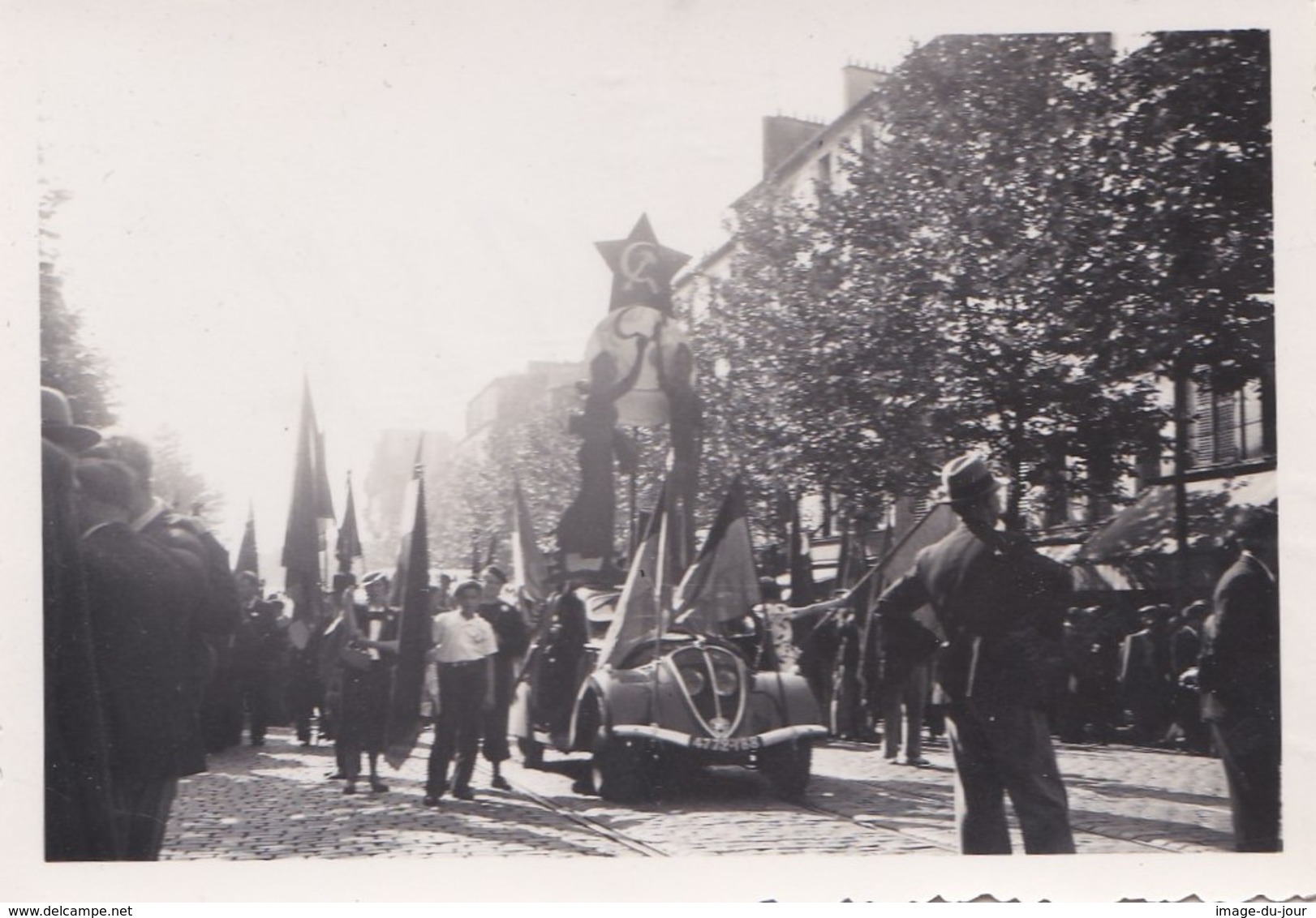 Photo Ancienne  MANIFESTATION COMMUNISTE 14 JUILLET 1937 PARIS ? A IDENTIFIER ET A SITUER  PRIX FIXE - Lieux