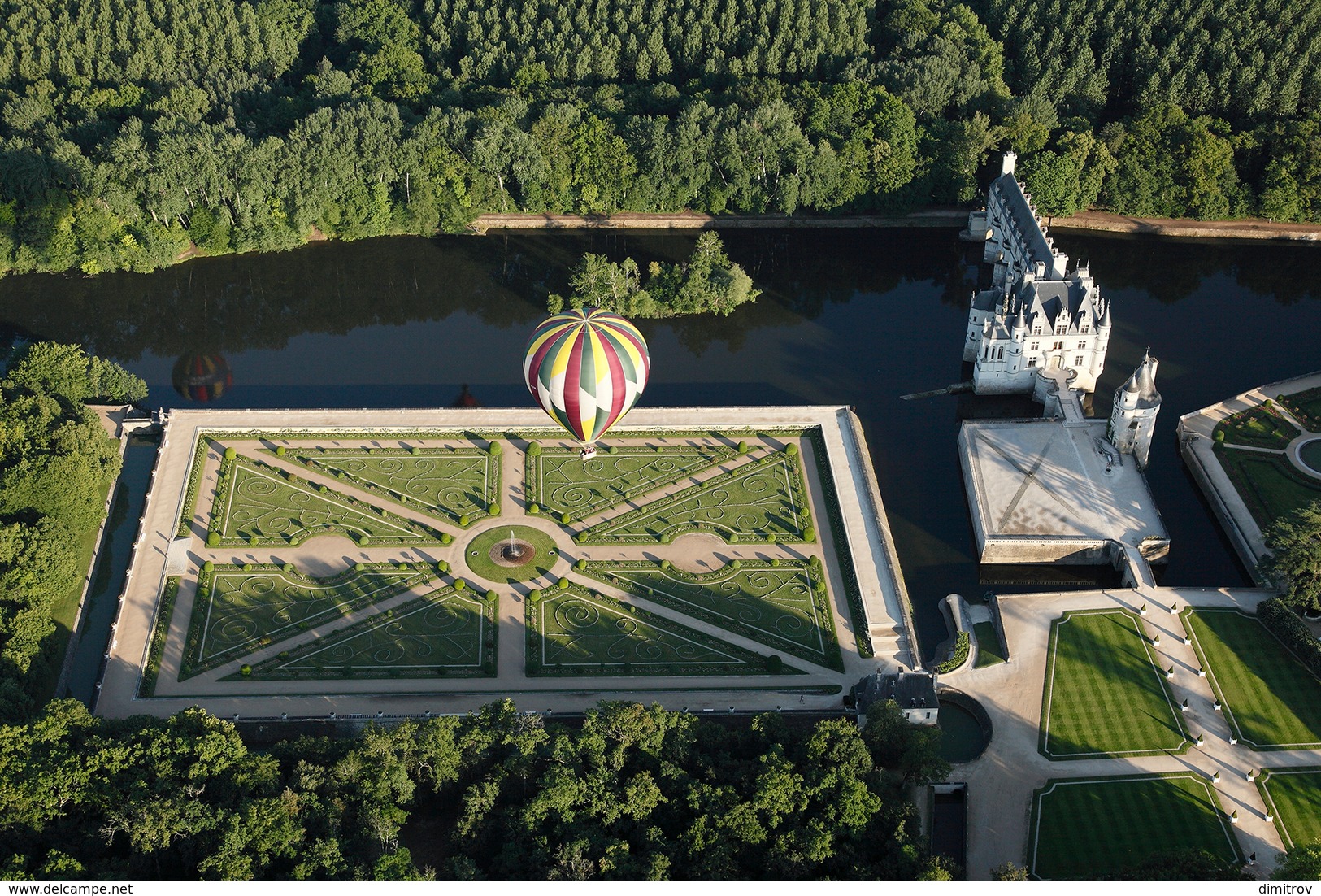 En Montgolfiere Au Dessus De Chenonceau. Pascal Avenet, Extrait Du Livre "200 Images Pour Aimer La Touraine" - Chenonceaux