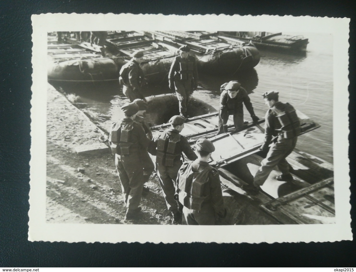 CAMION TRANSPORTÉ SUR UN RADEAU PAR DES MILITAIRES JAMBES NAMUR WALLONIE BELGIQUE LOT 6  PHOTOS  + 1 CARTE - PHOTO - Guerre, Militaire