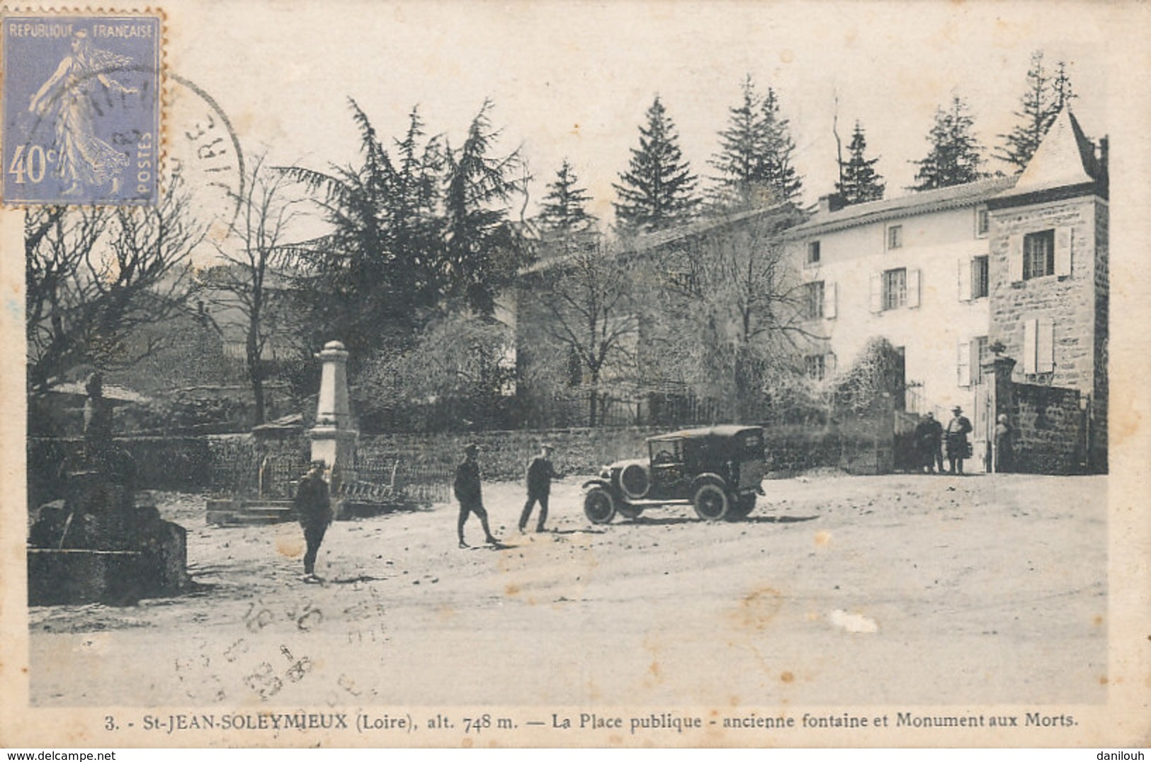 42 // SAINT JEAN SOLEYMIEUX   La Place Publique, Ancienne Fontaine Et Monument Aux Morts - Saint Jean Soleymieux