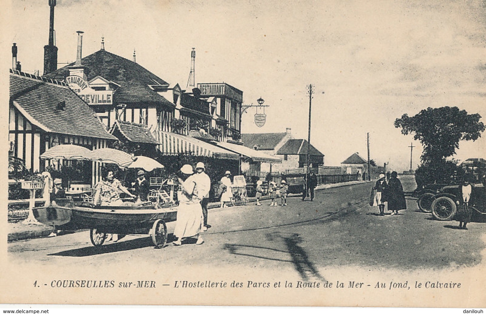 14 // COURSEULLES SUR MER   Hostellerie Des Parcs Et Route De La Mer, Au Fond, Le Calvaire - Courseulles-sur-Mer