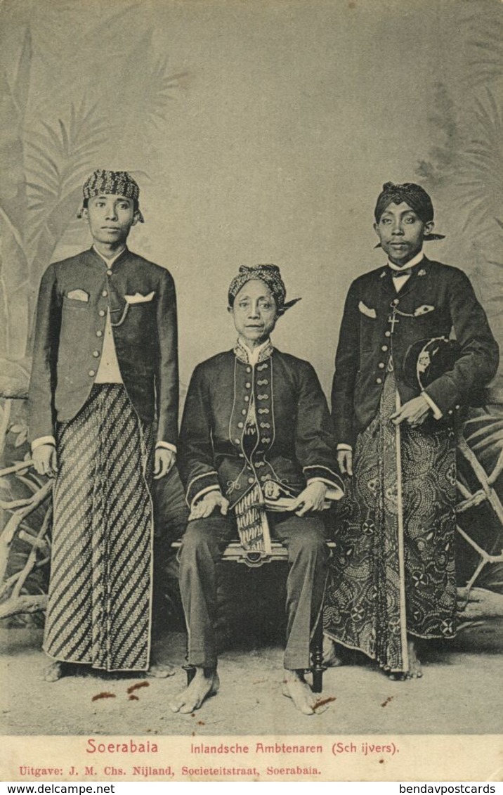 Indonesia, JAVA SOERABAIA, Native Civil Servants, Writers (1908) Postcard (1) - Indonesië