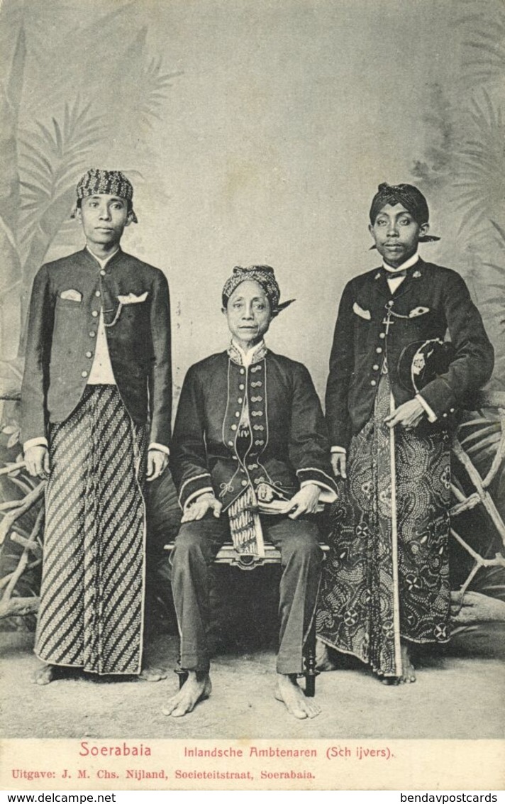 Indonesia, JAVA SOERABAIA, Native Civil Servants, Writers (1908) Postcard (2) - Indonesië