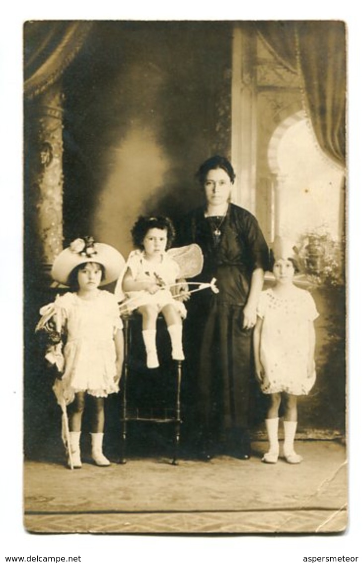 MUJER CON TRES NIÑAS, FEMME AVEC TROIS FILLES, WOMAN WITH THREE GIRLS - PHOTO POSTALE CIRCA 1910's NON CIRCULE - LILHU - Grupo De Niños Y Familias