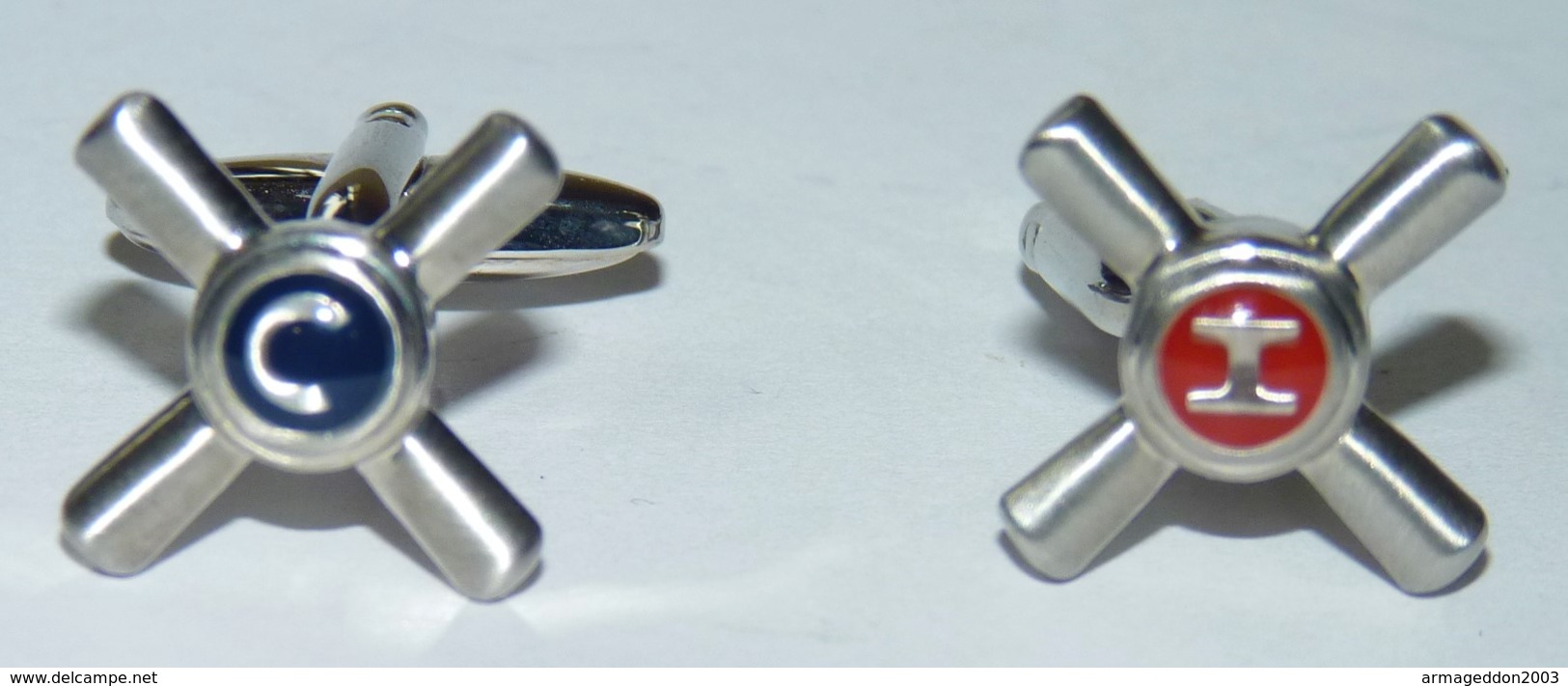 BELLE PAIRE DE BOUTONS DE MANCHETTE ARGENTE  CROIX CH OU PEUT ETRE EN FORME DE ROBINET ETAT NEUF - Cuff Links & Studs